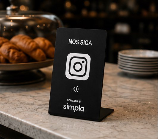 Plaqueta de Instagram no balcão de mármore de uma cafeteria