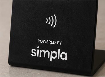 Detalhe da impressão branca sobre o acrílico preto fosco, com o símbolo de aproximação e a marca simpla