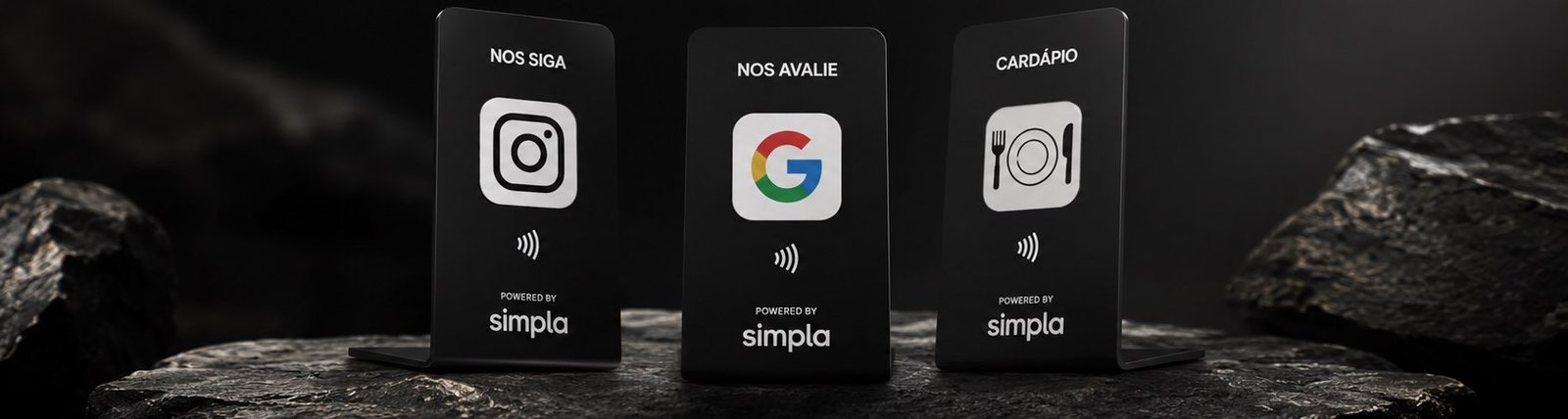 As três plaquetas Simpla — nos siga, nos avalie e cardápio — sobre uma pedra escura