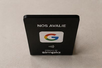 A plaqueta vista de cima, revelando a inclinação da face