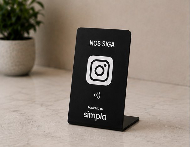 Plaqueta Simpla com a chamada Nos siga e o ícone do Instagram